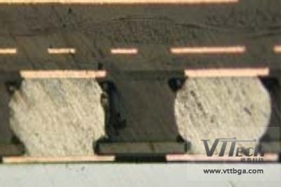 BGA返修焊點(diǎn)脆性斷裂界面形貌為沙石狀的基底上分布著離散的三棱狀狀結(jié)構(gòu)