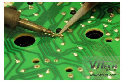 BGA返修焊點(diǎn)斷裂之第三類焊點(diǎn)分布比較離散,較多的PCB焊盤附近都有 孔出現(xiàn)。